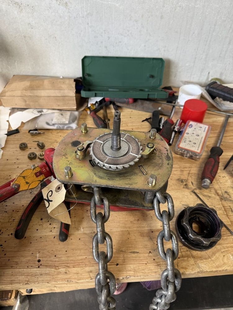 Palan démonté pour réparation à l'atelier